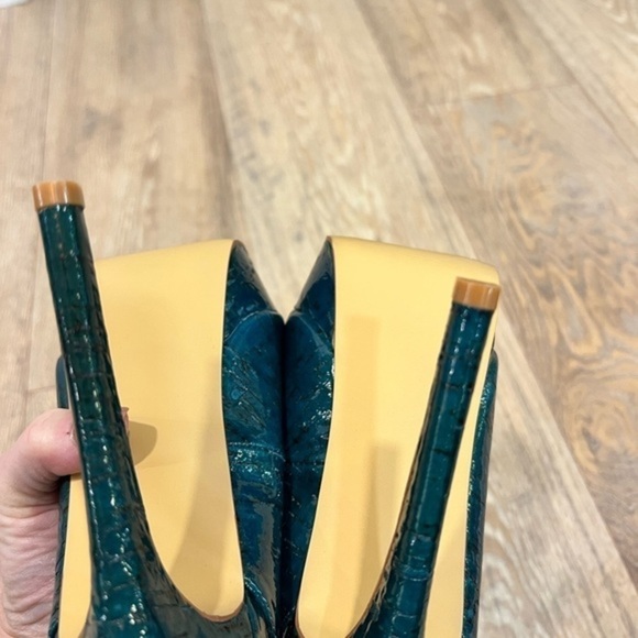 Tallulah Blu Sexy Teal Textured Round Toe Pumps - Picture 6 of 15